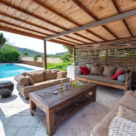 201 - In Villa, Giardino E Piscina Privata Apartamento